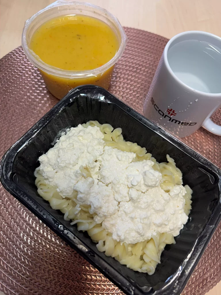 Obiad dieta podstawowa: Zupa krem z dyni z sezamem, makaron z serem białym, kompot, 767.9 kcal 612.8 g B 39.5 g T 24.5 g Wp 89.7 g NKT 7.5 g SCP 21.6 g