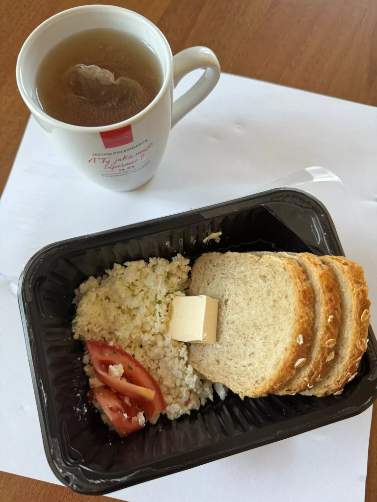 Śniadanie dieta podstawowa:
- Chleb mieszany z płatkami owsianymi
- masło extra
- twaróg
- pomidor
- herbata czarna napar bez cukru
A: 1, 7