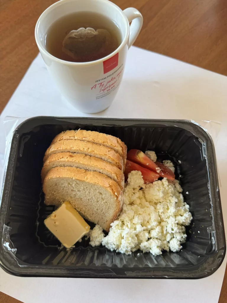 Śniadanie dieta łatwostrawna:
- Chleb pszenny
- masło extra
- twaróg
- pomidor bez skórki
- herbata czarna
- napar bez cukru
A: 1, 7