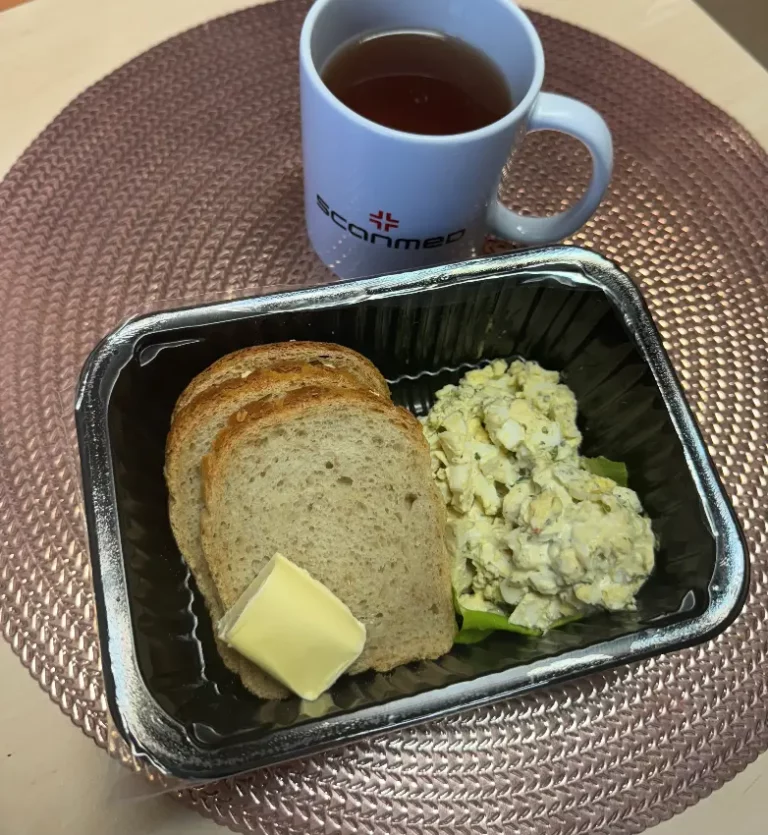 Śniadanie: dieta podstawowa

-chleb mieszany z
płatkami owsianymi
- masło extra
- pasta jajeczna
- sałata
- herbata czarna
napar bez cukru
A: 1, 3, 7
