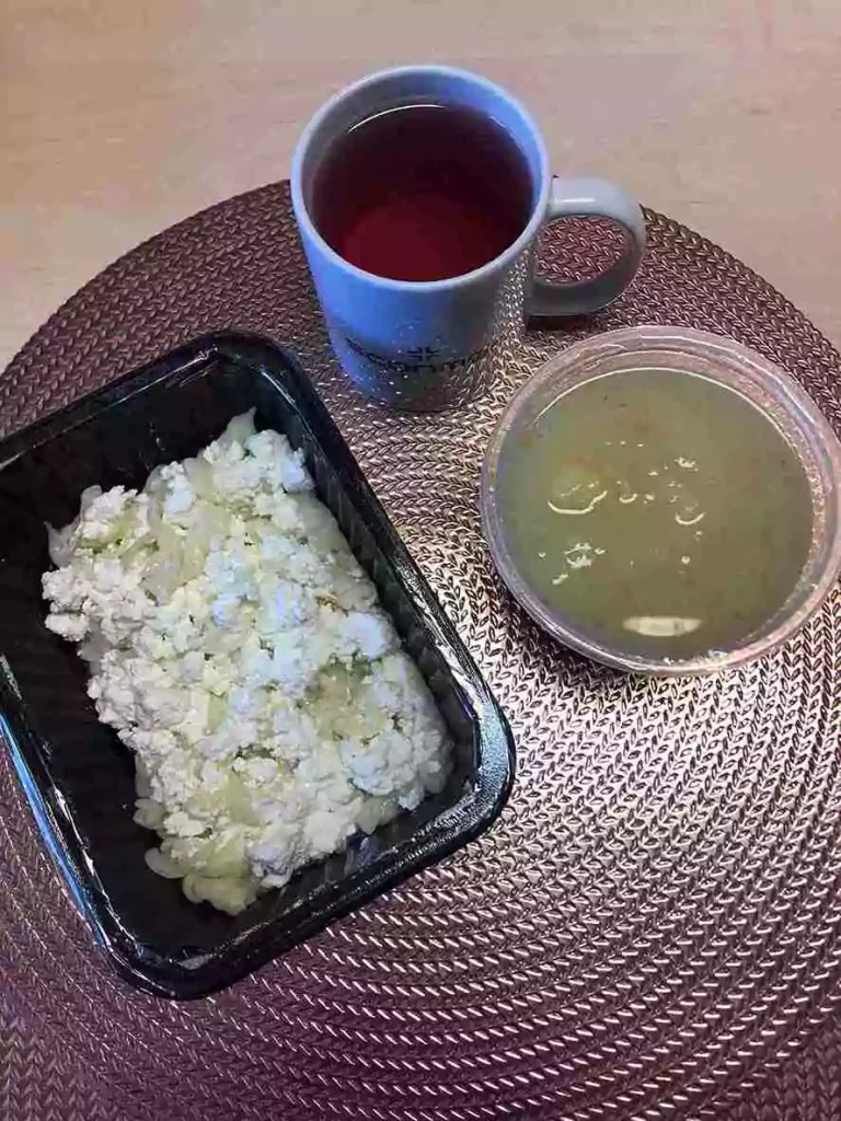 Obiad: dieta lekkostrawna 

- krem z białych warzyw
- makaron pszenny z serem
- kompot
A : 1,3,7,9

