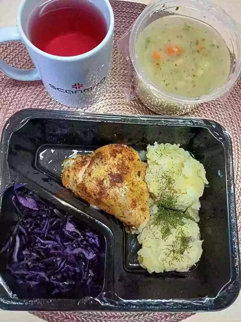 Obiad: dieta podstawowa

- zupa z brokułami 
- udko z kurczaka pieczone
- ziemniaki gotowane
- kapusta czerwona
- kompot
A : 1
