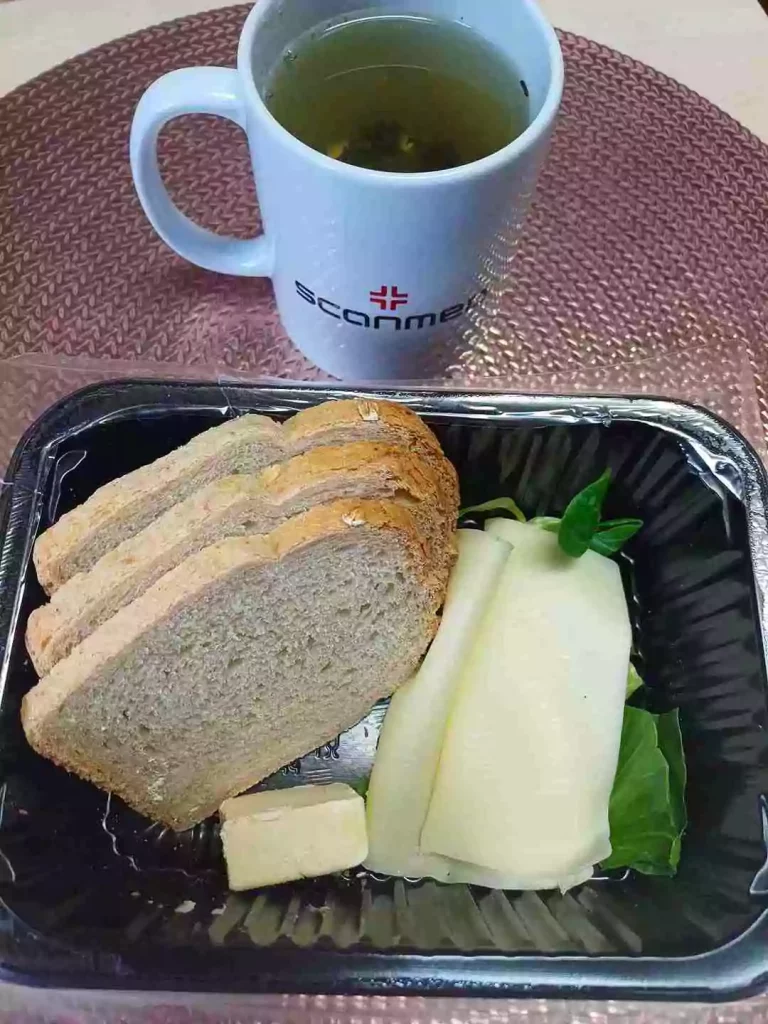 Śniadanie: dieta podstawowa

- Chleb mieszany z płatkami owsianymi
- masło extra
- ser żółty
- mix sałat
- herbata czarna napar bez cukru
A: 1,4,7
