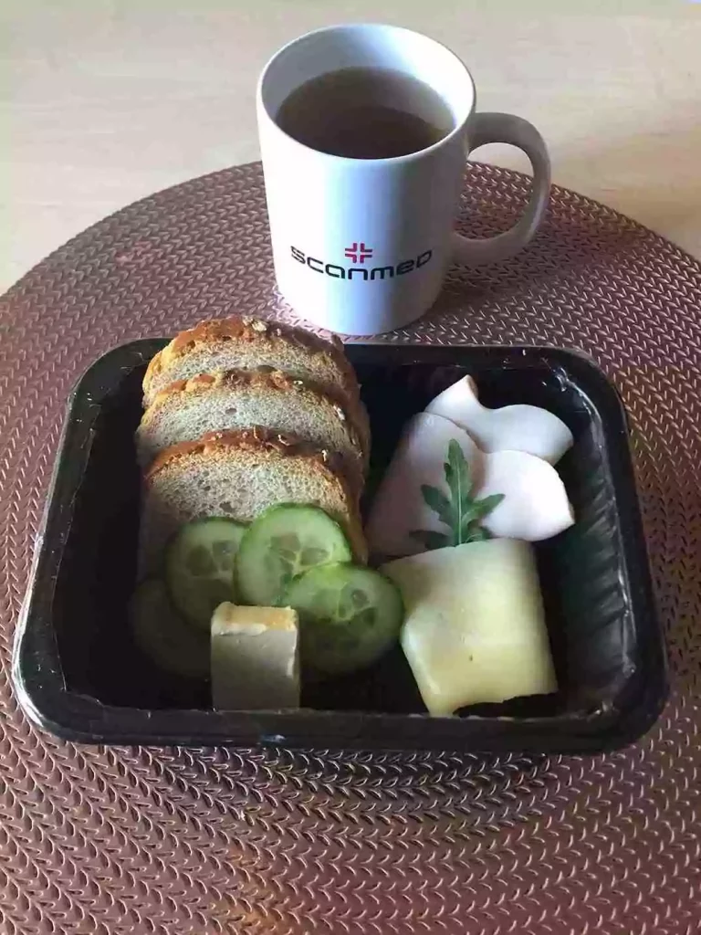 Śniadanie: dieta podstawowa

- Chleb mieszany z płatkami owsianymi
- masło extra
- wędlina
- ser żółty
- ogórek świeży
- herbata czarna
A :1,7

