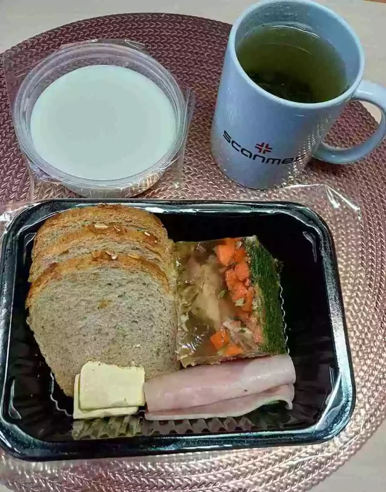 Śniadanie: dieta podstawowa

- Chleb mieszany z płatkami owsianymi
- masło extra
- owsianka na mleku
- galaretka drobiowa
- wędlina
- sałata
- herbata czarna
A: 1,7
