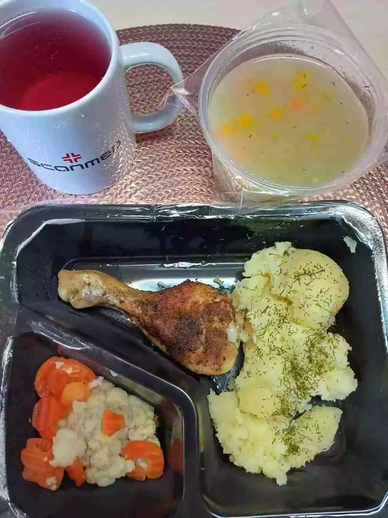 Obiad: dieta podstawowa

- zupa krupnik
- pałeczki z kurczaka pieczone
- puree ziemniaczane
- mix warzyw gotowanych
- kompot
A : 1,9
