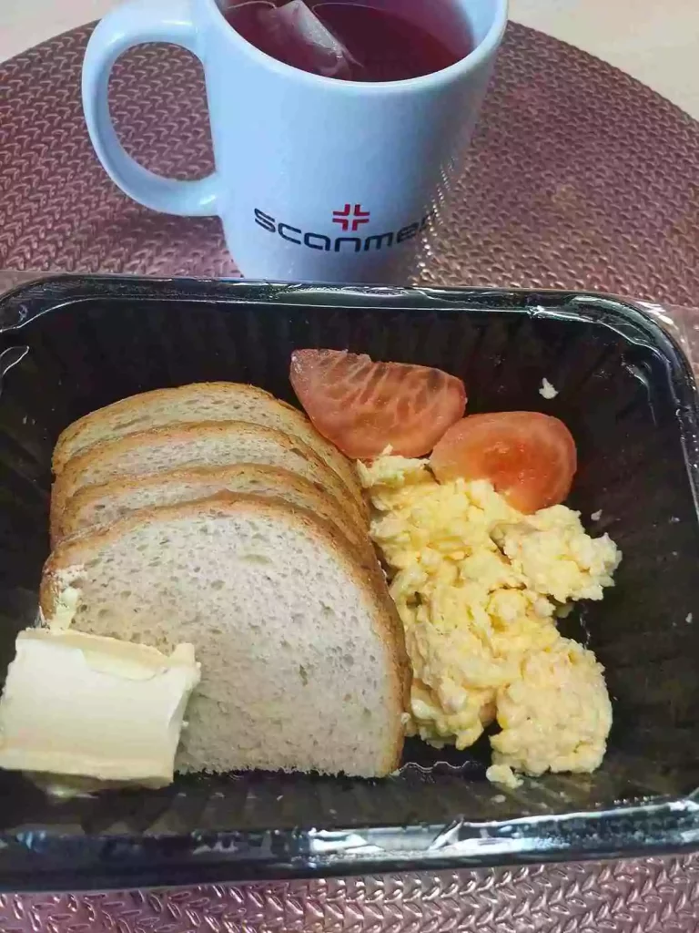 Śniadanie: dieta lekkostrawna

- Chleb pszenny
- masło extra
- jajecznica na wodzie
- pomidor bez skórki
- herbata czarna
A: 1,3,7
