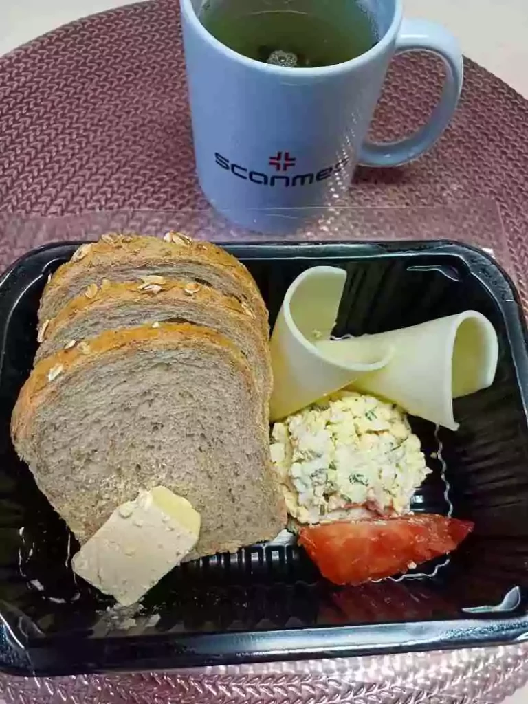 Śniadanie: dieta podstawowa

- chleb mieszany z płatkami owsianymi 
- masło ekstra
- pasta jajeczna 
- ser żółty 
- pomidor 
- herbata 
A: 1,3,7
