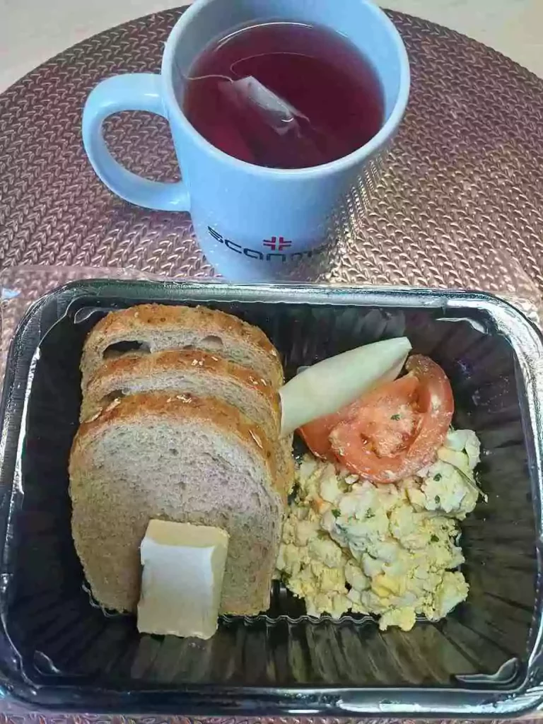 Śniadanie: dieta podstawowa

- chleb mieszany z płatkami owsianymi
- masło extra
- pasta jajeczna/ser żółty
- herbata czarna
A: 1,3,7
