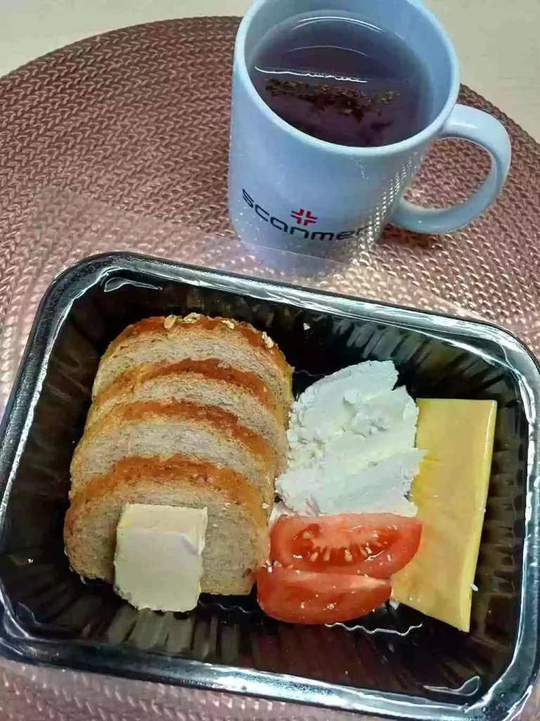 Śniadanie: dieta podstawowa

- Chleb mieszany z płatkami owsianymi
- masło extra
- ser twarogowy
- ser topiony
- pomidor
- herbata czarna
A: 1,7
