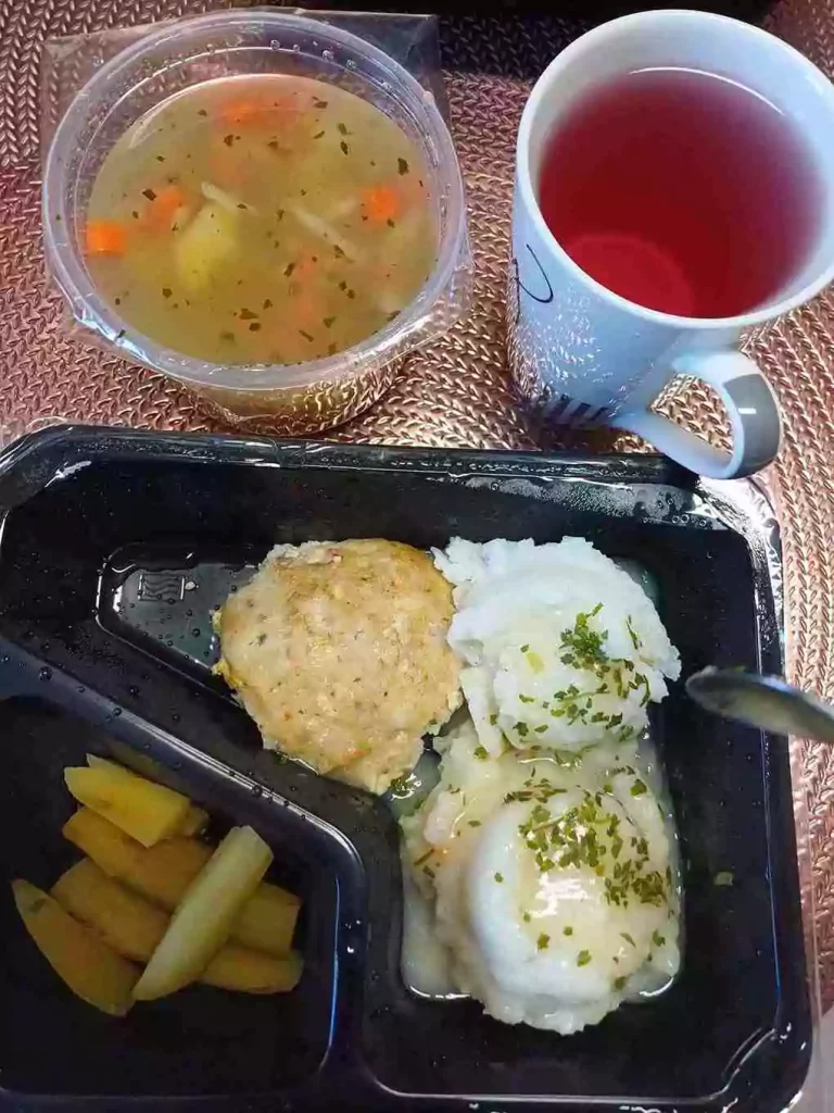 Obiad: dieta lekkostrawna 

- zupa jarzynowa
- rybny pulpet z ryżem
- ogórek kiszony bez skóry
- kompot
A: 1,4,7,9
