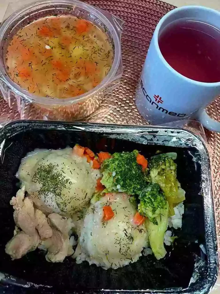 Obiad: dieta lekkostrawna 

- zupa grysikowa
- potrawka z kurczaka pieczonego z ryżem i warzywami gotowanymi
- kompot
A: 1,9
