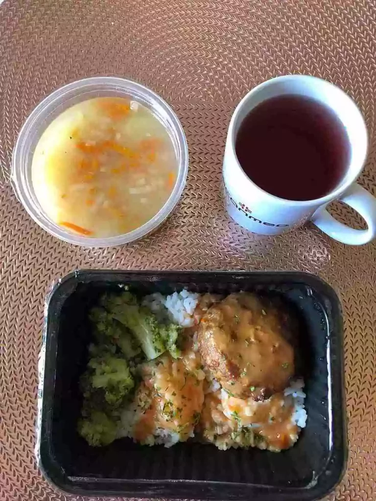 Obiad: dieta lekkostrawna 

- zupa grysikowa
- pulpet wieprzowy 
- ryż 
- warzywa gotowane
- kompot
A : 1,9
