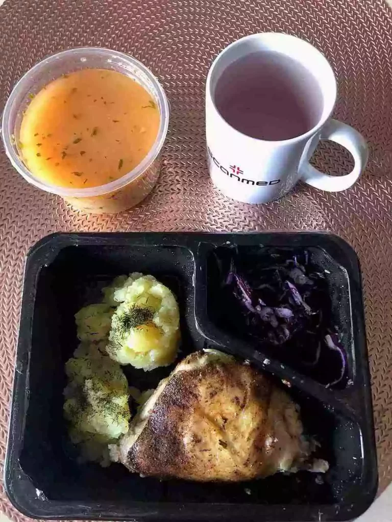 Obiad: dieta podstawowa

- zupa pomidorowa z ryżem
- pieczony kurczak
- ziemniaki ugotowane
- kapusta czerwona
- kompot
A : 1
