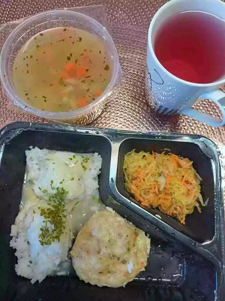 Obiad: dieta podstawowa

- zupa jarzynowa
- rybny pulpet z ryżem
- kapusta kiszona
- kompot
A: 1,4,7,9
