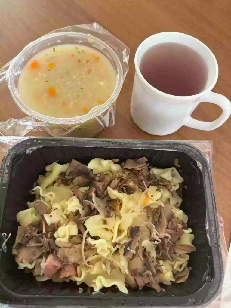 Obiad: dieta podstawowa

 zupa krupnik
- łazanki z kapustą kiszoną, pieczarkami i kiełbasą
- kompot
A : 1,3,7
