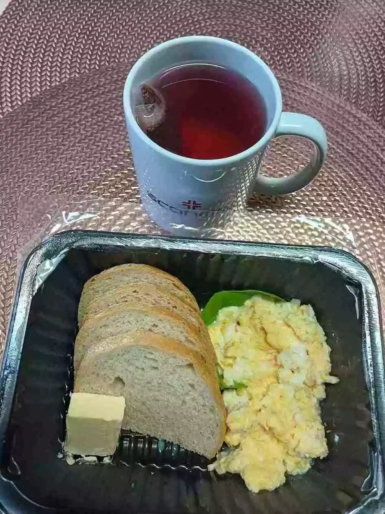 Śniadanie: dieta lekkostrawna

- chleb pszenny
- masło extra
- jajecznica na wodzie
- sałata
- herbata czarna
A: 1,3,7
