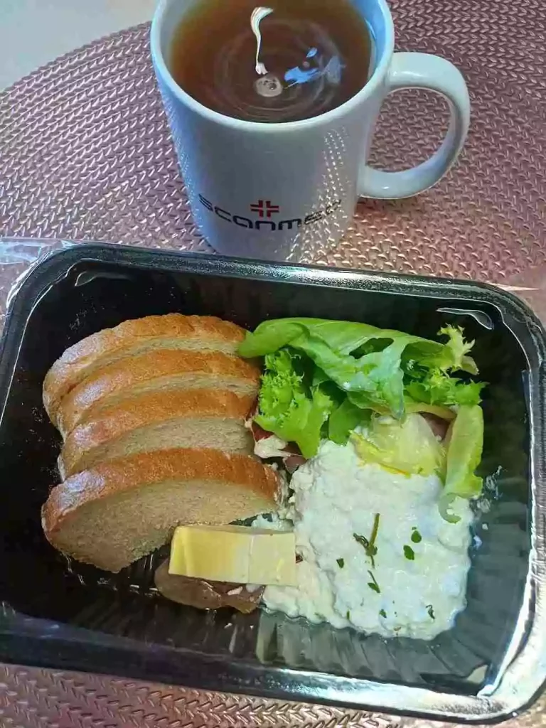 Śniadanie: dieta lekkostrawna

- chleb pszenny
- masło extra
- twarożek
- mix sałat
- herbata czarna
A: 1,7
