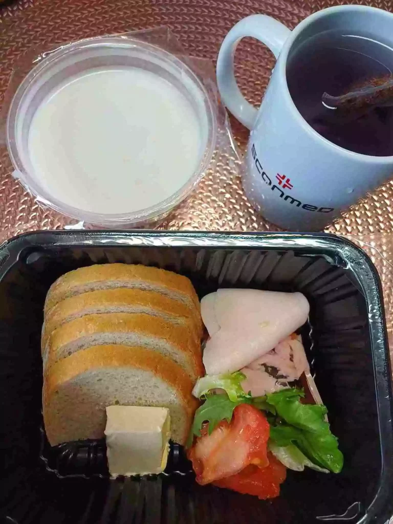 Śniadanie: dieta lekkostrawna

- owsianka na mleku
- chleb pszenny
- masło extra
- wędlina
- mix sałat
- pomidor
- herbata czarna
A: 1,7
