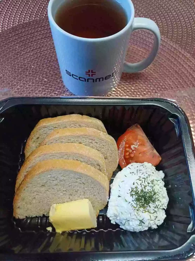 Śniadanie: dieta lekkostrawna

Chleb pszenny
- masło extra
- twarożek
- pomidor bez skóry
- ogórek
- herbata czarna
A: 1,7
