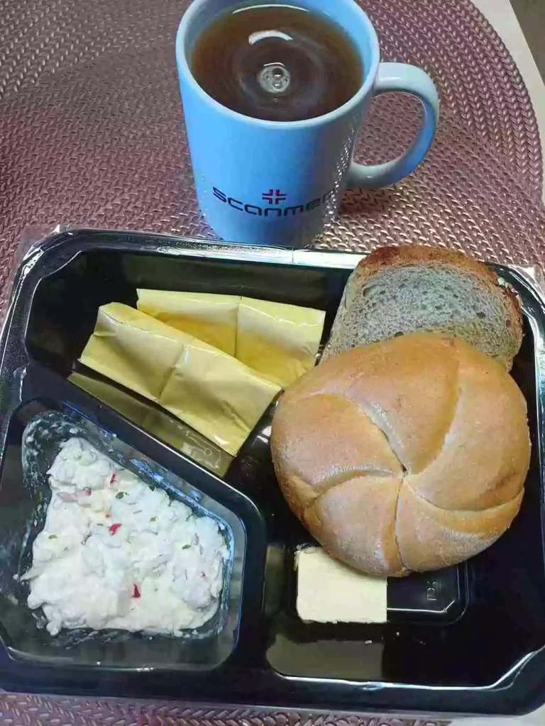 Śniadanie: dieta podstawowa

bułka pszenna
- chleb mieszany z płatkami owsianymi
- masło extra
- twarożek
- rzodkiewka tarta
- ser topiony
- herbata czarna
A: 1,7
