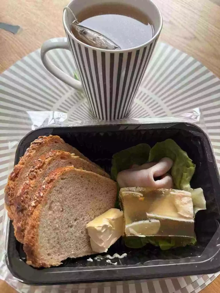 Śniadanie: dieta podstawowa

Chleb mieszany z
płatkami owsianymi
- masło extra
- galantyna z musem
chrzanowym/wędlina
- sałata
- herbata czarna
A: 1,7
