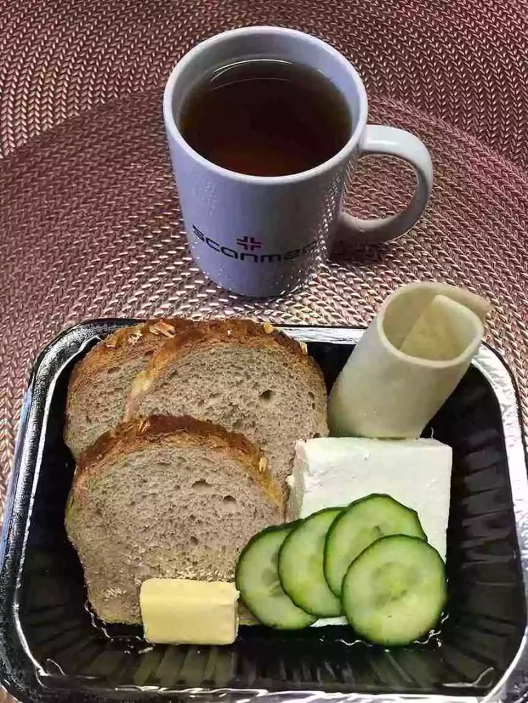 Śniadanie: dieta podstawowa

Chleb mieszany z
płatkami
owsianymi
- masło extra
- twaróg w
kawałku/ser żółty
- ogórek zielony
- herbata czarna
A :1,7
