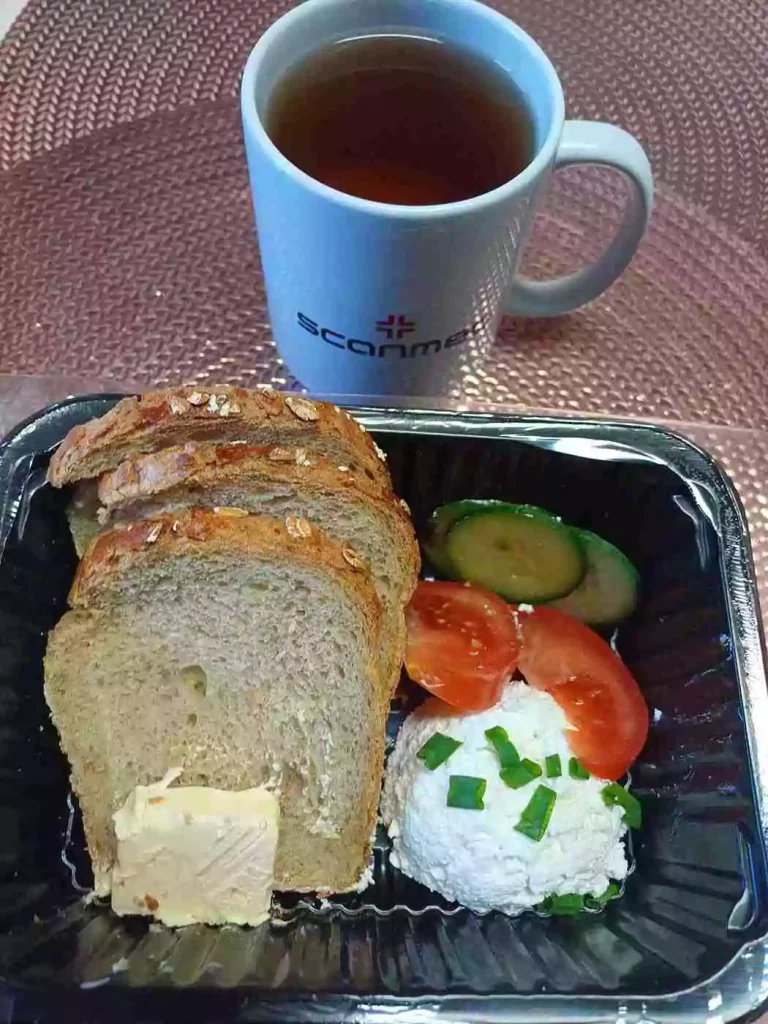 Śniadanie: dieta podstawowa

Chleb mieszany z płatkami owsianymi
- masło extra
- twarożek ze szczypiorkiem
- pomidor
- ogórek
- herbata czarna
A: 1,7
