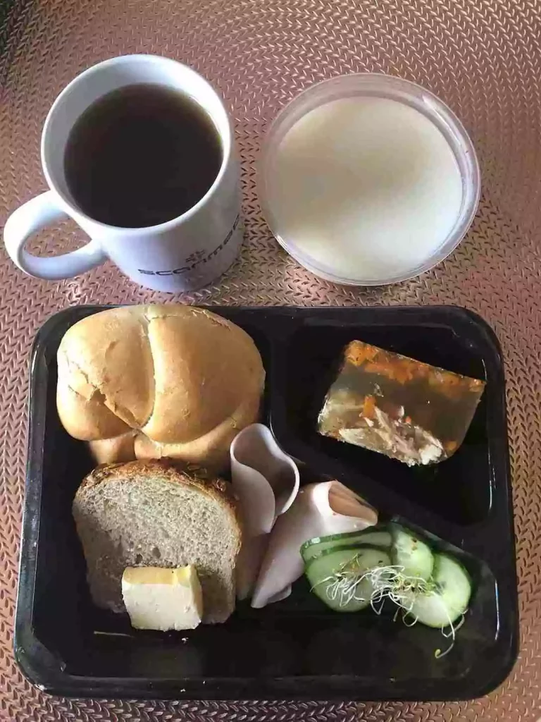 Śniadanie: dieta podstawowa

- bułka pszenna
- chleb mieszany z płatkami owsianymi
- owsianka na mleku
- masło extra
- galaretka drobiowa
- wędlina
- ogórek świeży
- herbata czarna
A: 1,7
