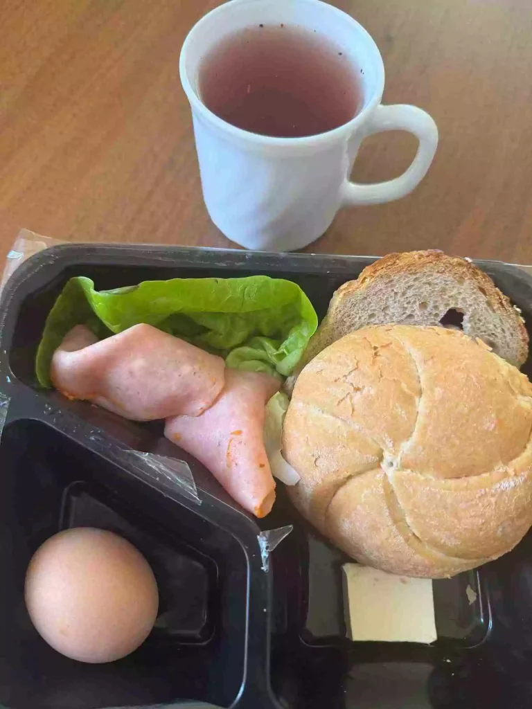 Śniadanie: dieta podstawowa

- bułka pszenna
- chleb mieszany z płatkami owsianymi
- jajko na twardo
- wędlina
- sałata
- herbata czarna
A: 1,3,7
