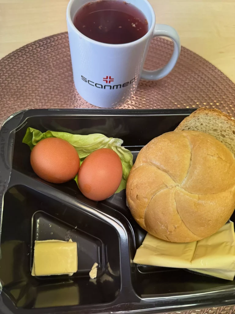 Śniadanie: dieta podstawowa
- bułka pszenna
- masło extra
- jajko na twardo
- ser topiony
- sałata masłowa
- herbata czarna
A: 1,3,7
