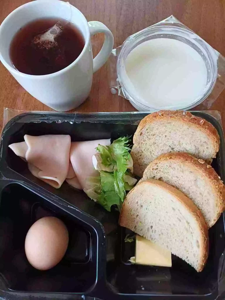 Śniadanie: dieta o kontrolowanej zawartości kwasów tłuszczowych

chleb mieszany z płatkami owsianymi
- chleb pszenny
- owsianka na mleku
- masło extra
- jajka na twardo
- wędlina
- mix sałat
- herbata czarna
A: 1,3,7
