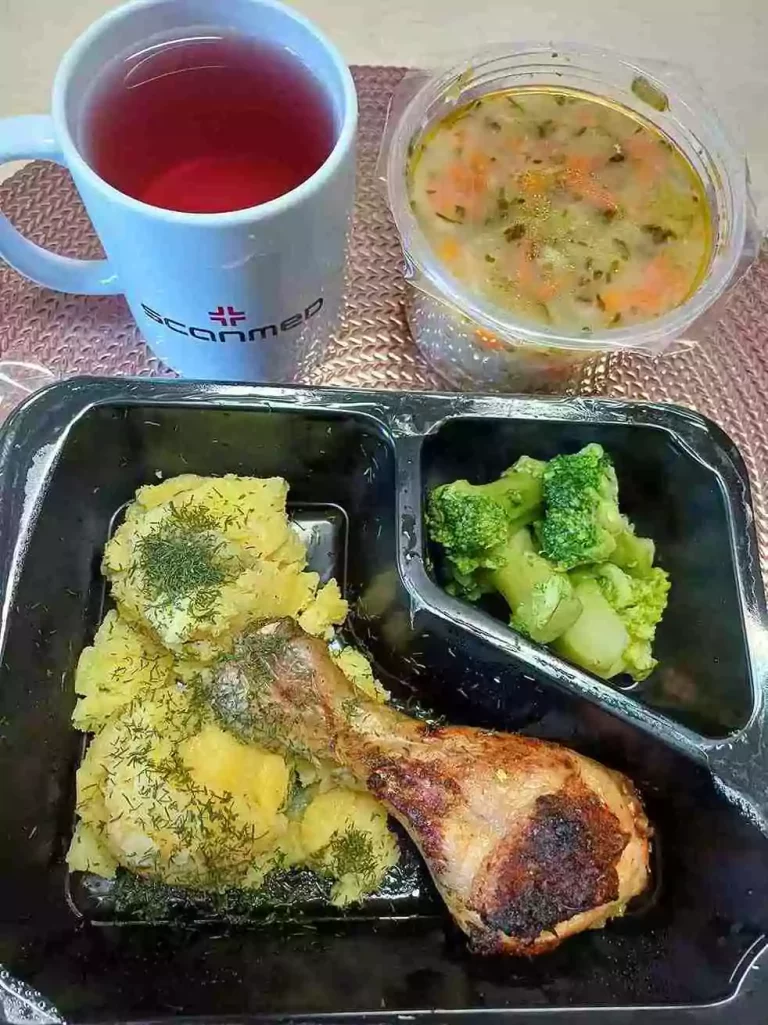 Obiad: dieta lekkostrawna 

- zupa ogórkowa z ryżem
- pałeczka z kurczaka
- ziemniaki gotowane
- brokuł gotowany
- kompot
A : 7
