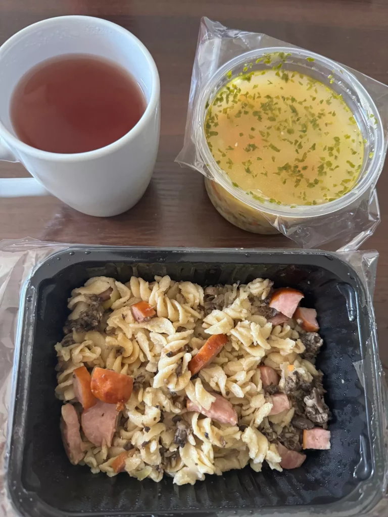 Obiad: dieta z ograniczeniem łatwoprzyswajalnych węglowodanów 
- zupa krupnik
- makaron pełnoziarnisty z kapustą kiszoną, pieczarkami i kiełbasą
- kompot
A : 1,3,7
