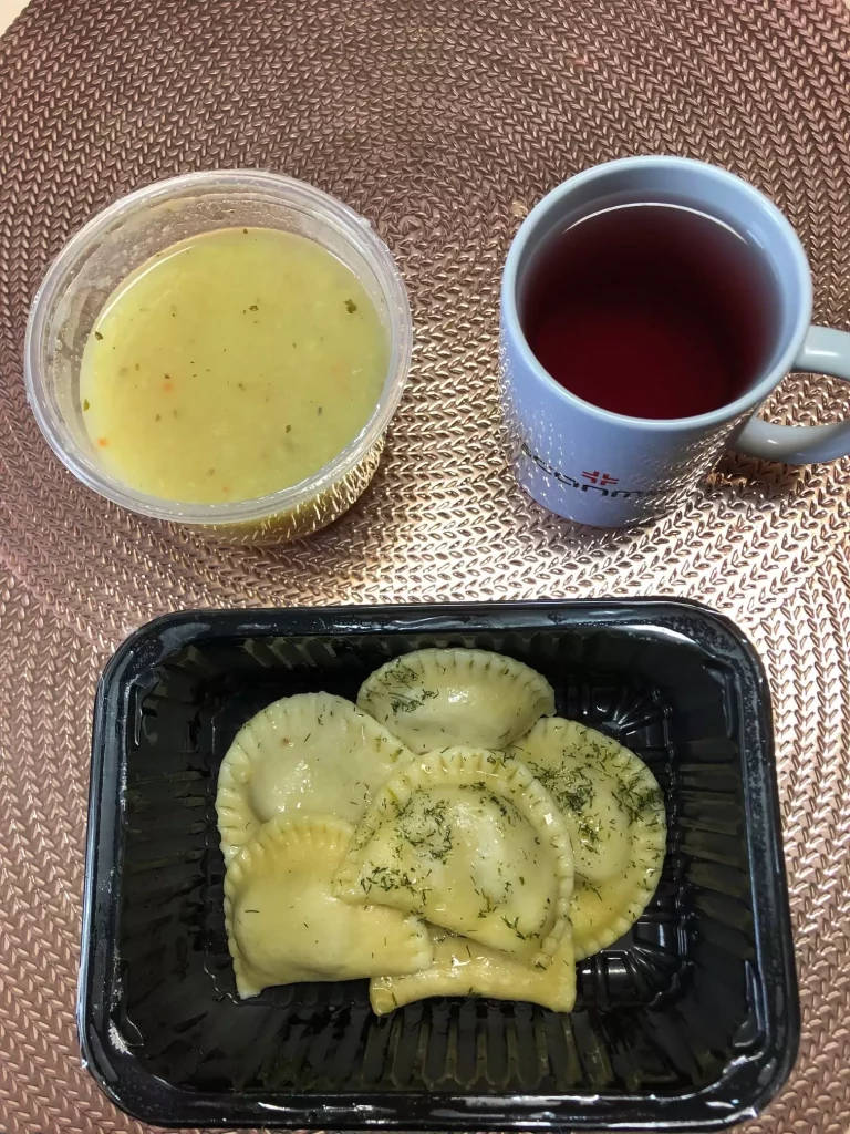 Obiad: dieta lekkostrawna 
- zupa krem z białych warzyw
- pierogi z miesem
- kompot
A: 1,7,9
