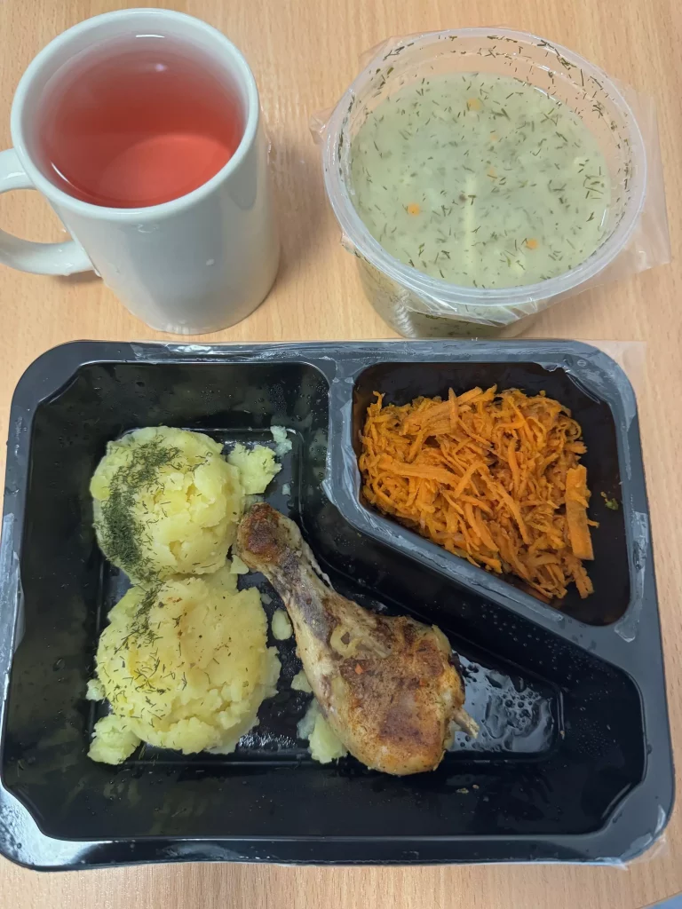 Obiad: dieta lekkostrawna 
- zupa koperkowa
- pałeczka z kurczaka
- ziemniaki gotowane
- marchew tarta
- kompot
A: 1
