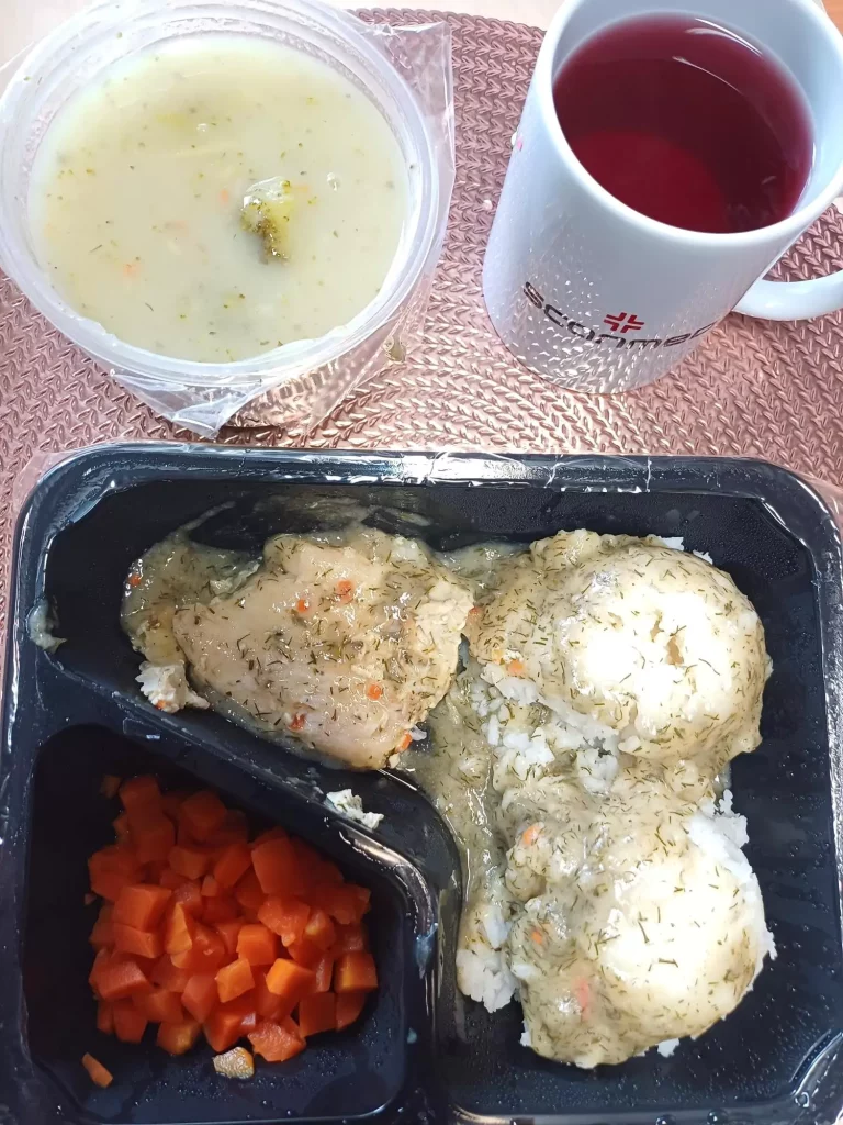 Obiad: dieta lekkostrawna 
- zupa brokułowa
- pieczona ryba w sosie koperkowym
- ryż
- marchew gotowana
- kompot
A: 1,3,4,7
