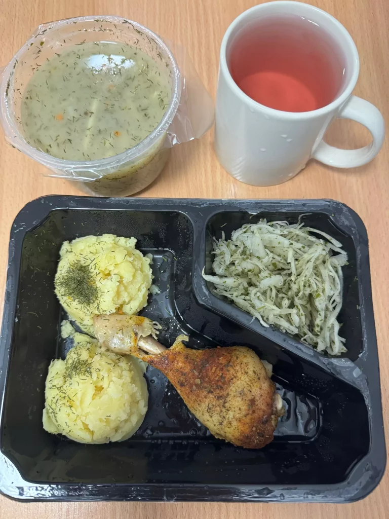 Obiad: dieta podstawowa 
- zupa koperkowa
- pałeczka z kurczaka
- ziemniaki gotowane
- kapusta biała
- kompot
A: 1
