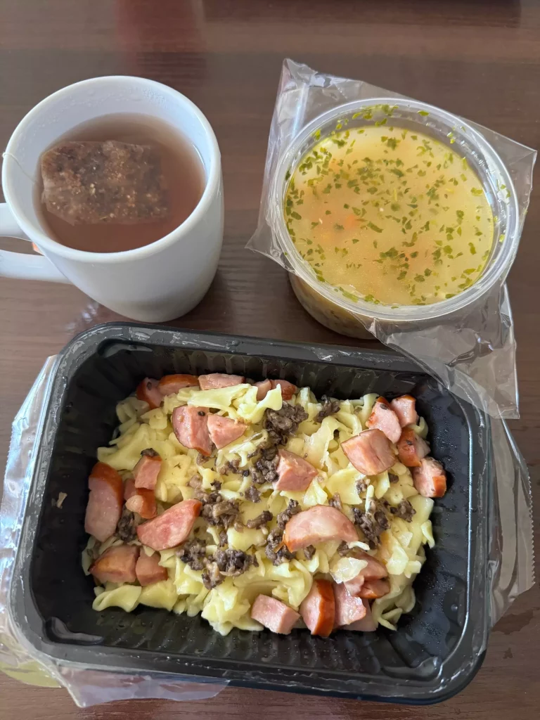 Obiad: dieta podstawowa 
- zupa krupnik
- łazanki z kapustą,
pieczarkami i
kiełbasą
- kompot
A : 1,3,7
