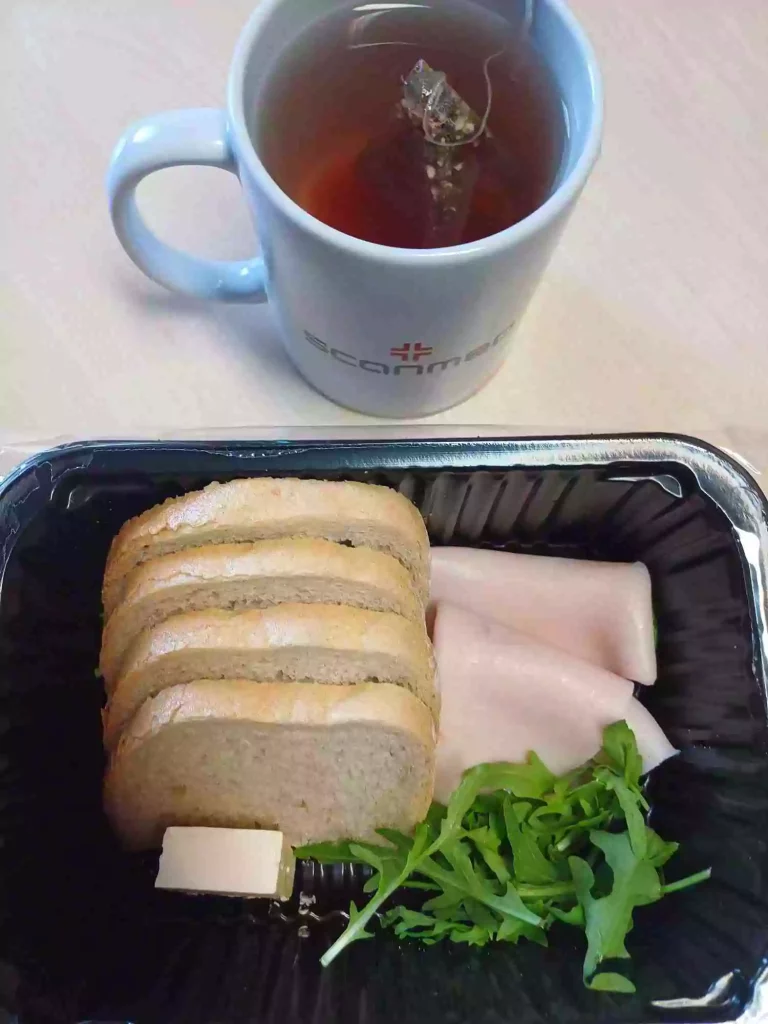 Śniadanie: dieta lekkostrawna

chleb pszenny
- masło extra
- wędlina
- rukola
- pomidor koktajlowy
- herbata czarna
A :1,7
