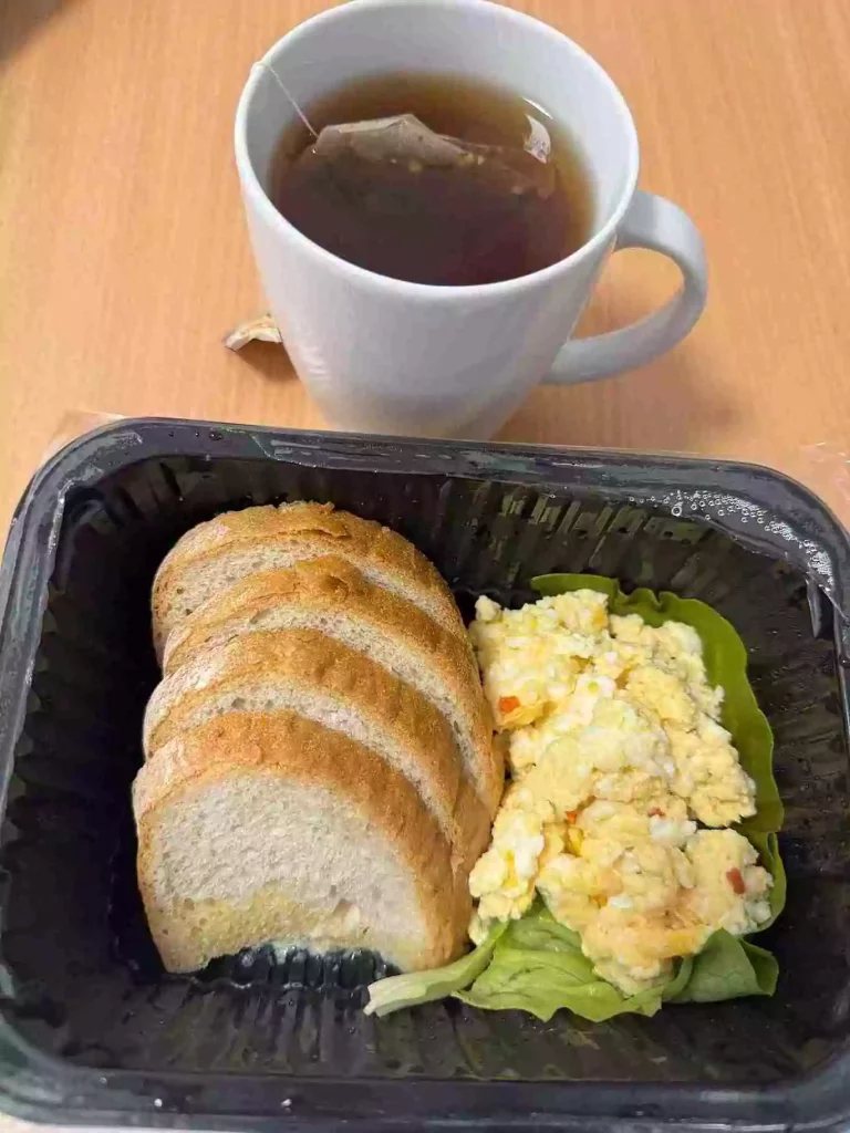 Śniadanie: dieta lekkostrawna

- chleb pszenny
- masło extra
- jajecznica na wodzie
- sałata masłowa
- herbata czarna
A: 1,3,7
