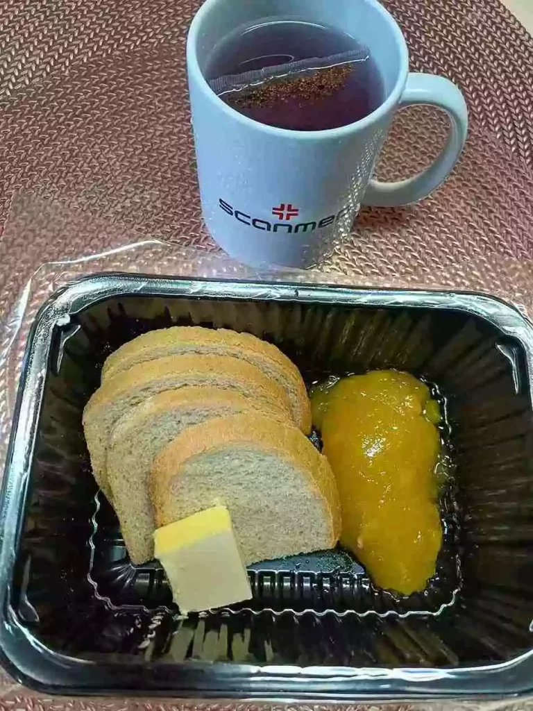 Śniadanie: dieta lekkostrawna

-chleb pszenny
- masło extra
- dżem
- herbata czarna
A: 1,7

