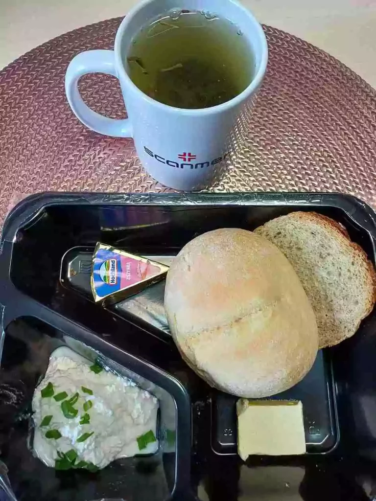 Śniadanie: dieta podstawowa

- bułka pszenna
- chleb mieszany z płatkami owsianymi
- masło extra
- twarożek ze szczypiorkiem
- ser topiony trójkąt
- herbata czarna
A: 1,7
