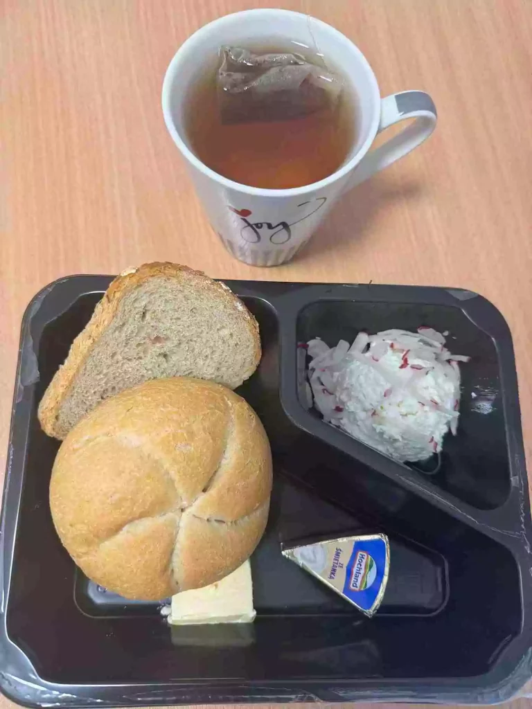 Śniadanie: dieta podstawowa

bułka pszenna
- chleb mieszany z płatkami owsianymi
- masło extra
- twarożek
- rzodkiewka tarta
- ser topiony trójkąt
- herbata czarna
A: 1,7
