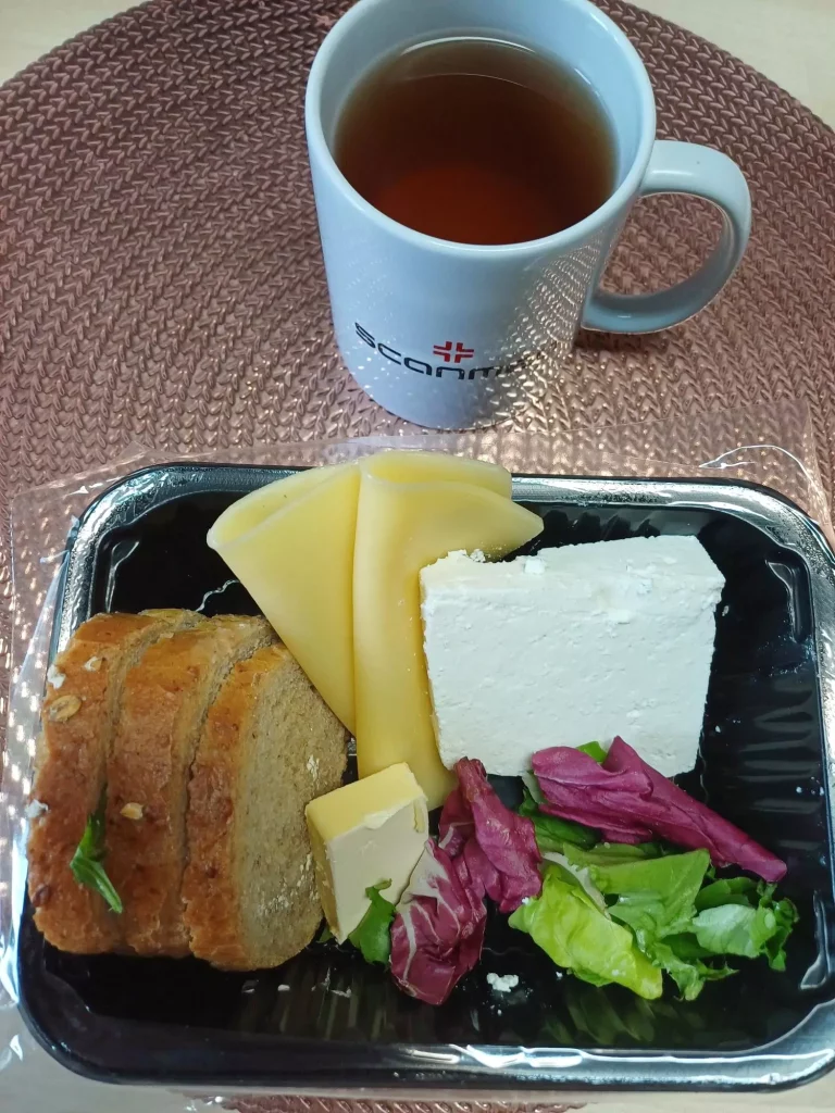 Śniadanie: dieta z ograniczeniem łatwo przyswajalnych węglowodanów 
- chleb mieszany z płatkami owsianymi
- masło extra
- twaróg w kawałku
- ser żółty
- mix sałat
- herbata czarna
A: 1,7
