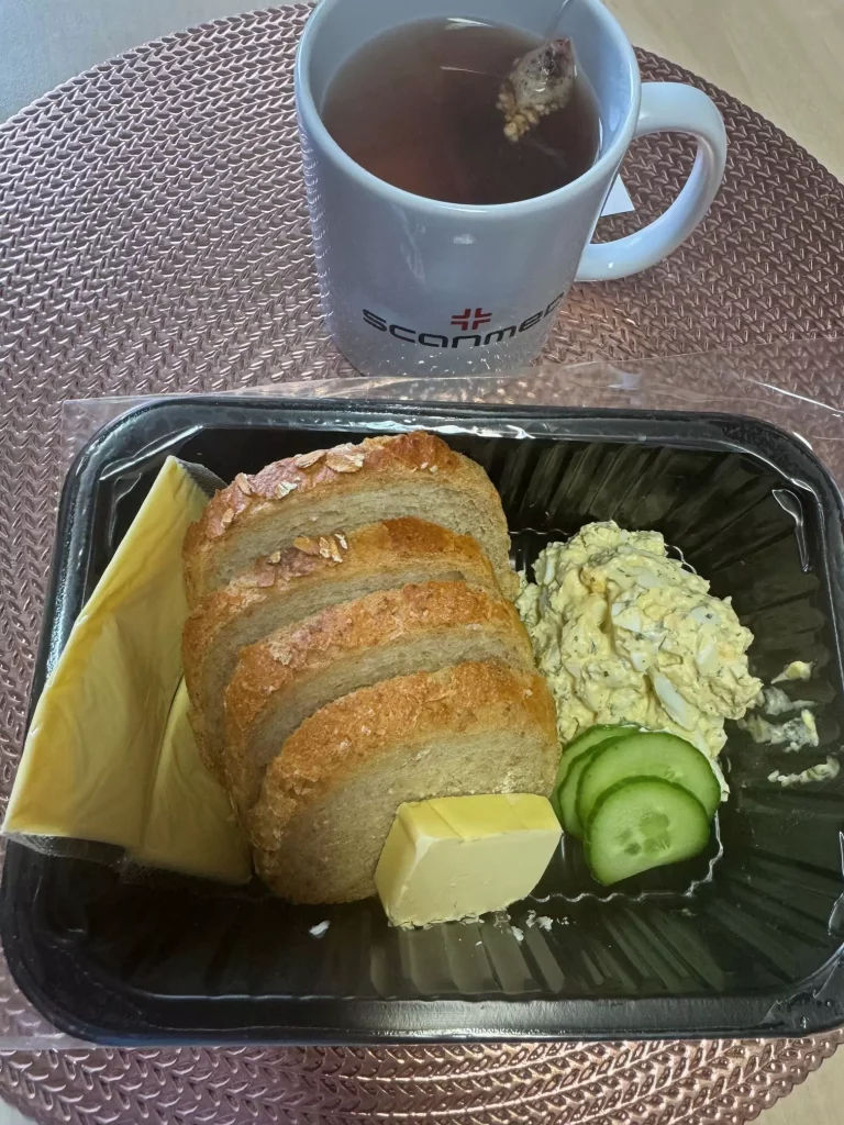Śniadanie: dieta z ograniczeniem łatwoprzyswajalnych węglowodanów 
- chleb mieszany z płatkami owsianymi
- masło extra
- pasta jajeczna
- ser topiony
- ogórek świeży
- herbata czarna
A: 1,3,7

