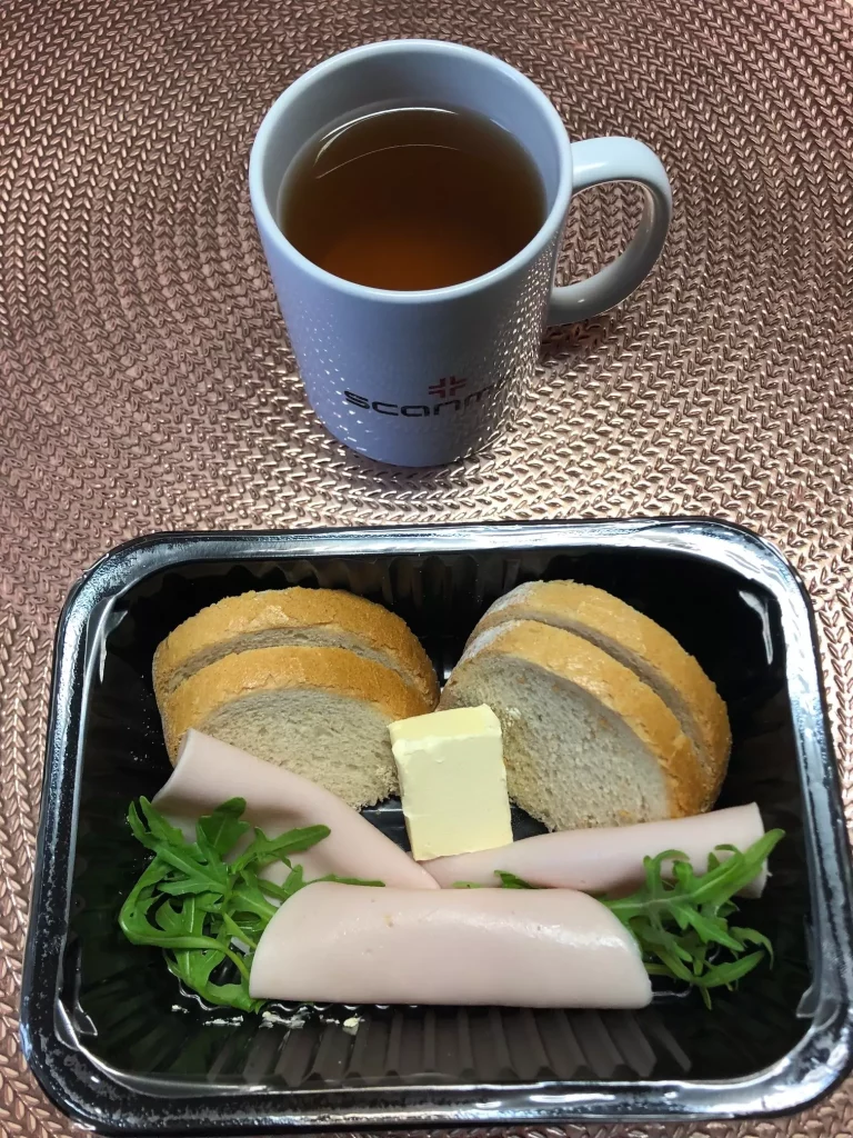 Śniadanie: dieta lekkostrawna 
- chleb pszenny - masło extra
- wędlina
- rukola
- herbata czarna 
A :1,7
