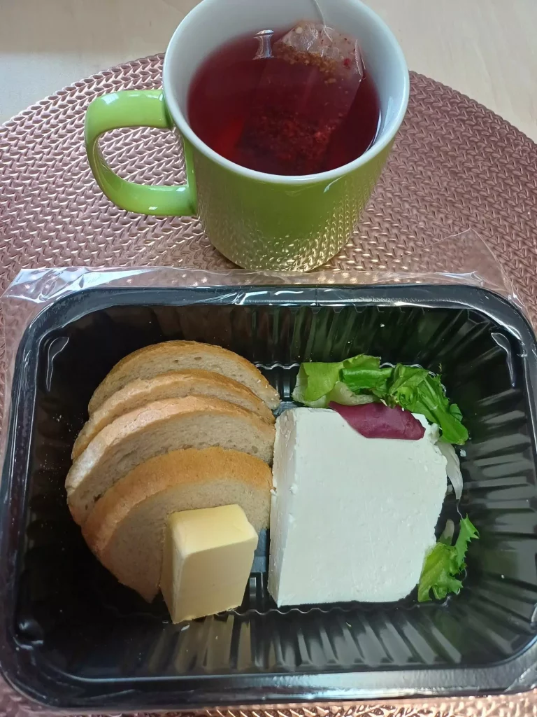 Śniadanie: dieta lekkostrawna 
- chleb pszenny
- masło extra
- wędlina
- twaróg w kawałku
- mix sałat
- herbata czarna
A :1,7
