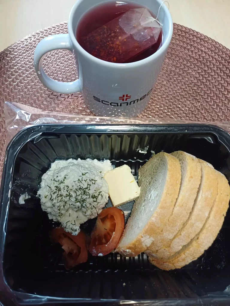 Śniadanie: dieta lekkostrawna 
- chleb pszenny
- masło extra
- twarożek
- pomidor bez skórki
- herbata czarna
A: 1,7

