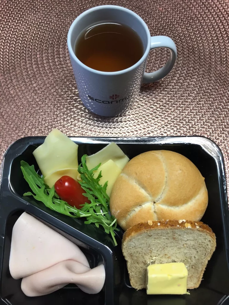 Śniadanie: dieta podstawowa - bułka pszenna
- chleb mieszany z płatkami owsianymi - 
masło extra
- wędlina
- ser żółty
- rukola
- pomidor koktajlowy - herbata czarna
A :1,7
